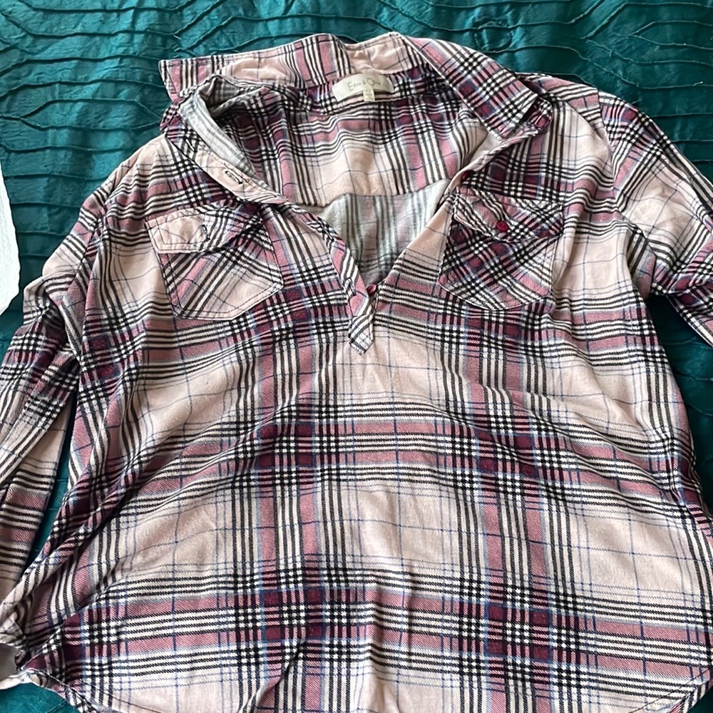 A shirt for a woman who can fit a 1x shirt.